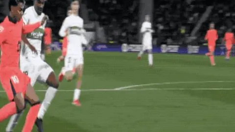 阿德巴约半场尾端接希罗精妙长传，联手打造团队进攻高潮